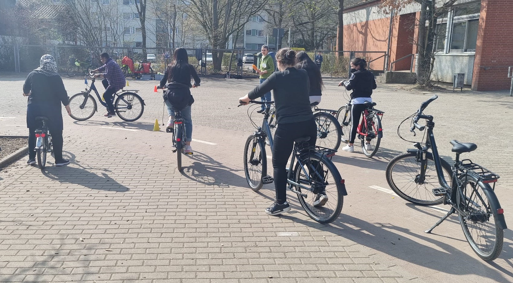 Fahrradkurs für Frauen - Frauen steigen auf Fahrräder auf und fahren los
